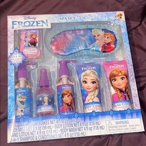 NWOT Frozen Spa Set